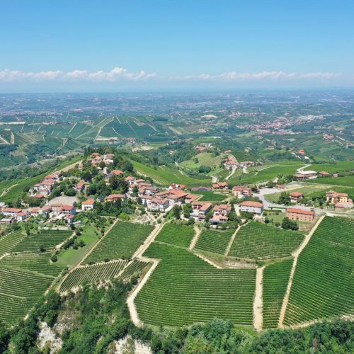 Panorama di Neviglie nelle Langhe fotografato dal drone